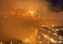 Imagen panorámica del incendio en su momento más crítico, esta madrugada, en Lltxent.