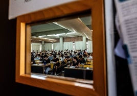 Alumnos durante el primer examen de la selectividad de junio.