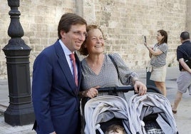 Una mujer se hace una foto con el alcalde de Madrid, presente en la boda