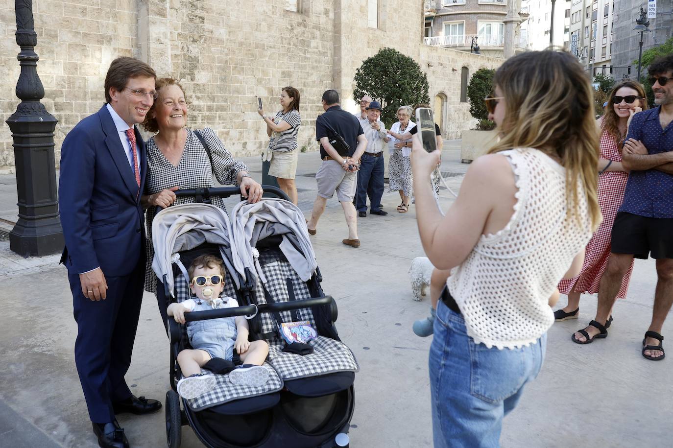 Cómo se ha vivido la boda de Natalia Santos y Esteban Rivas en la calle