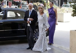 Jesús Yanes y su mujer, abuelos de la novia, a su llegada a la iglesia este sábado para asistir a la boda de su nieta.