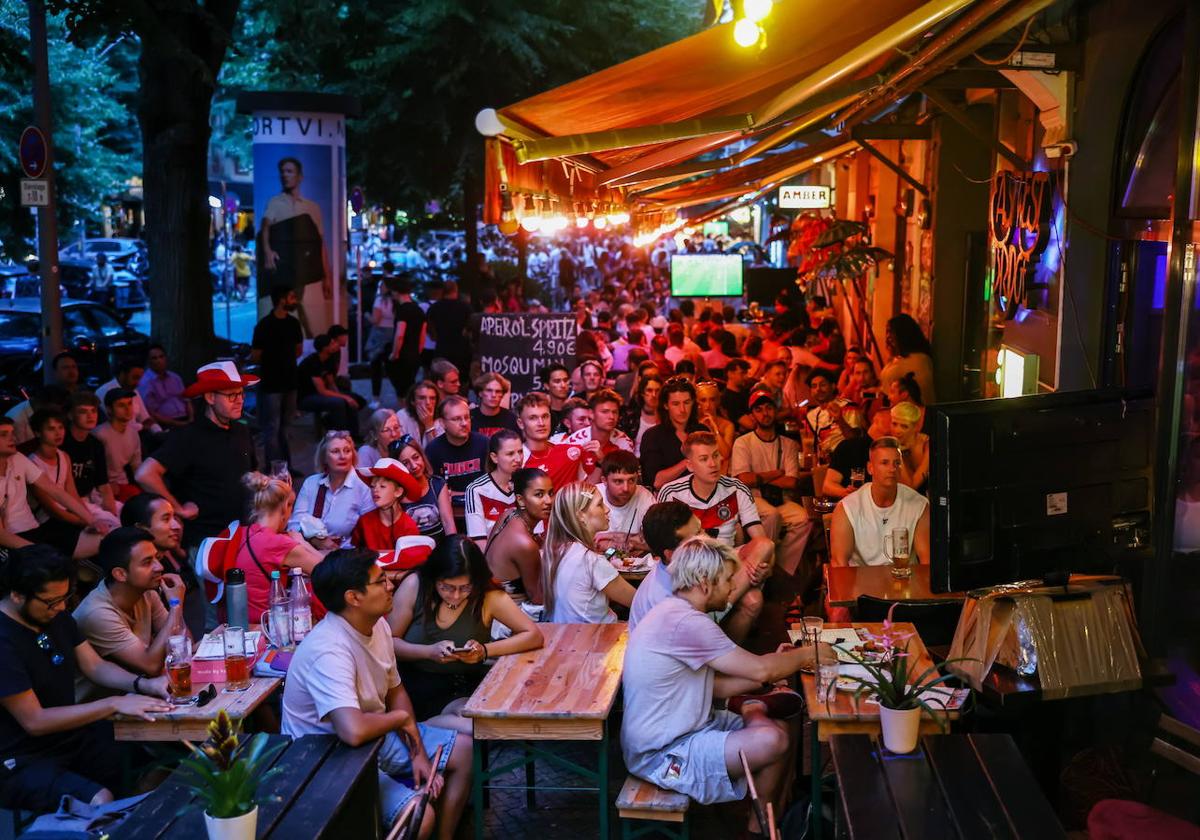 Aficionados alemanes, viendo un partido de su selección en la presente Eurocopa, en la terraza de un bar.