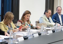 Pilar Bernabé, María José Catalá y Vicente Boluda, en el consejo de administración del puerto.