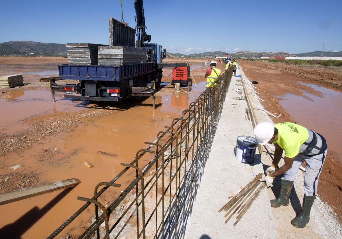 Trabajadores, en los terrenos de la gigafactoría de PowerCo en Sagunto.