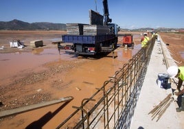 Trabajadores, en los terrenos de la gigafactoría de PowerCo en Sagunto.