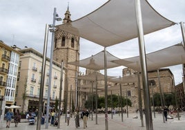 Lonas para proteger del calor en la plaza de la Reina.