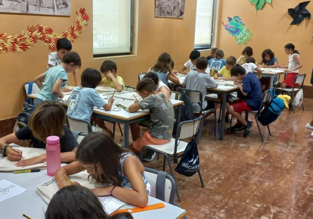 Escolares en una anterior edición de la Escuela de Verano.