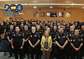 La delegada del Gobierno, con mandos policiales y agentes en prácticas durante la presentación de este lunes en Valencia.