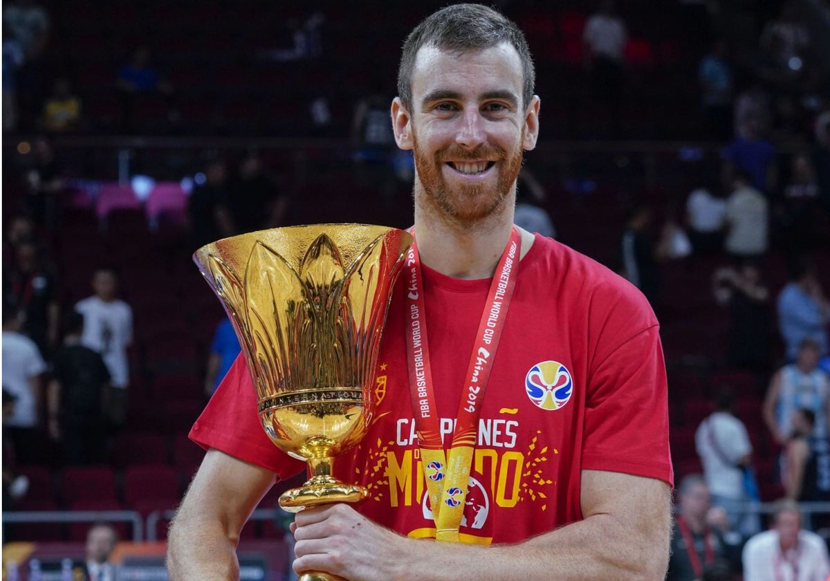 Víctor Claver posa con el trofeo del Mundial de 2019 que España ganó en China.