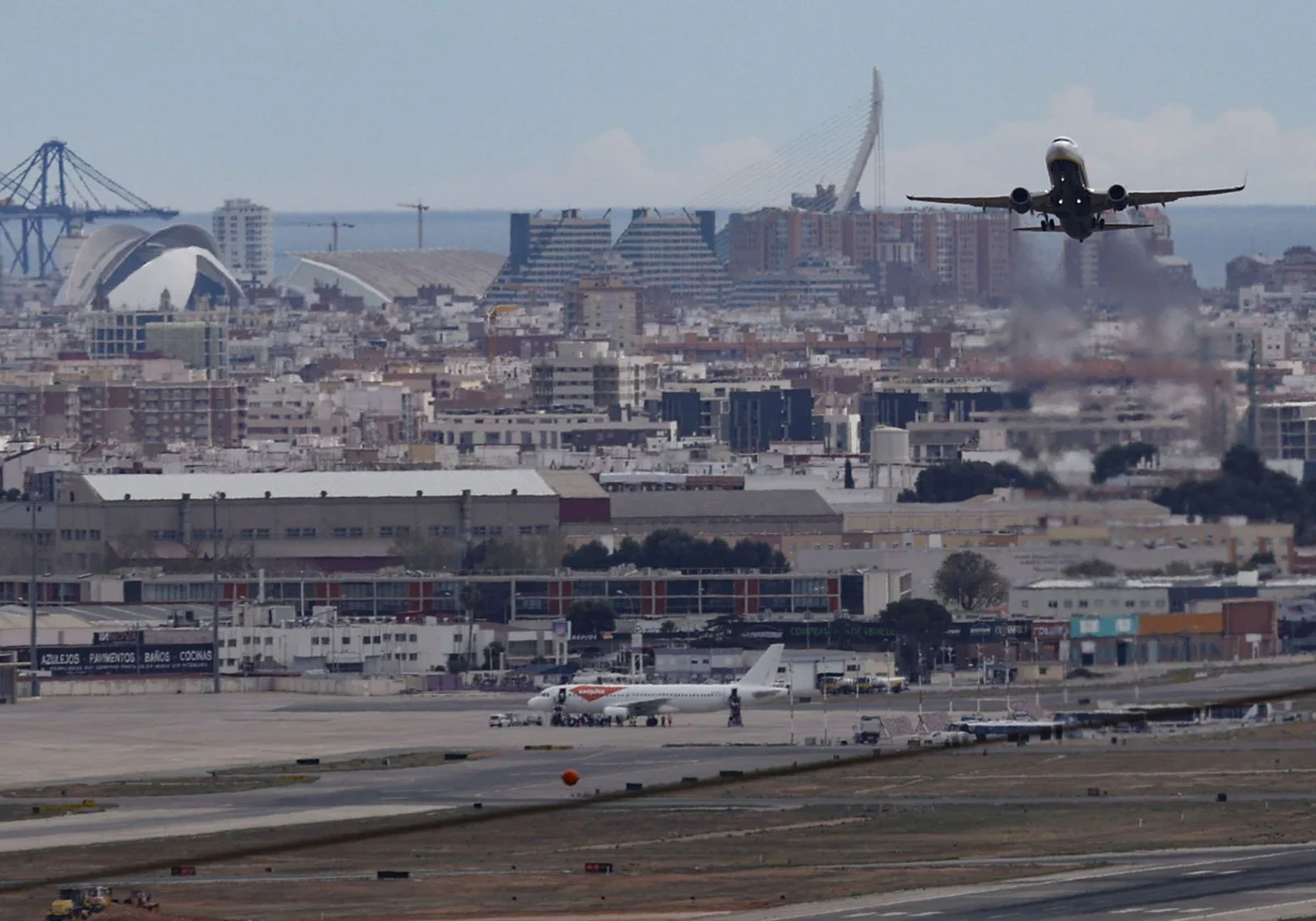 Las lluvias obligan a desviar tres vuelos en el aeropuerto de Valencia