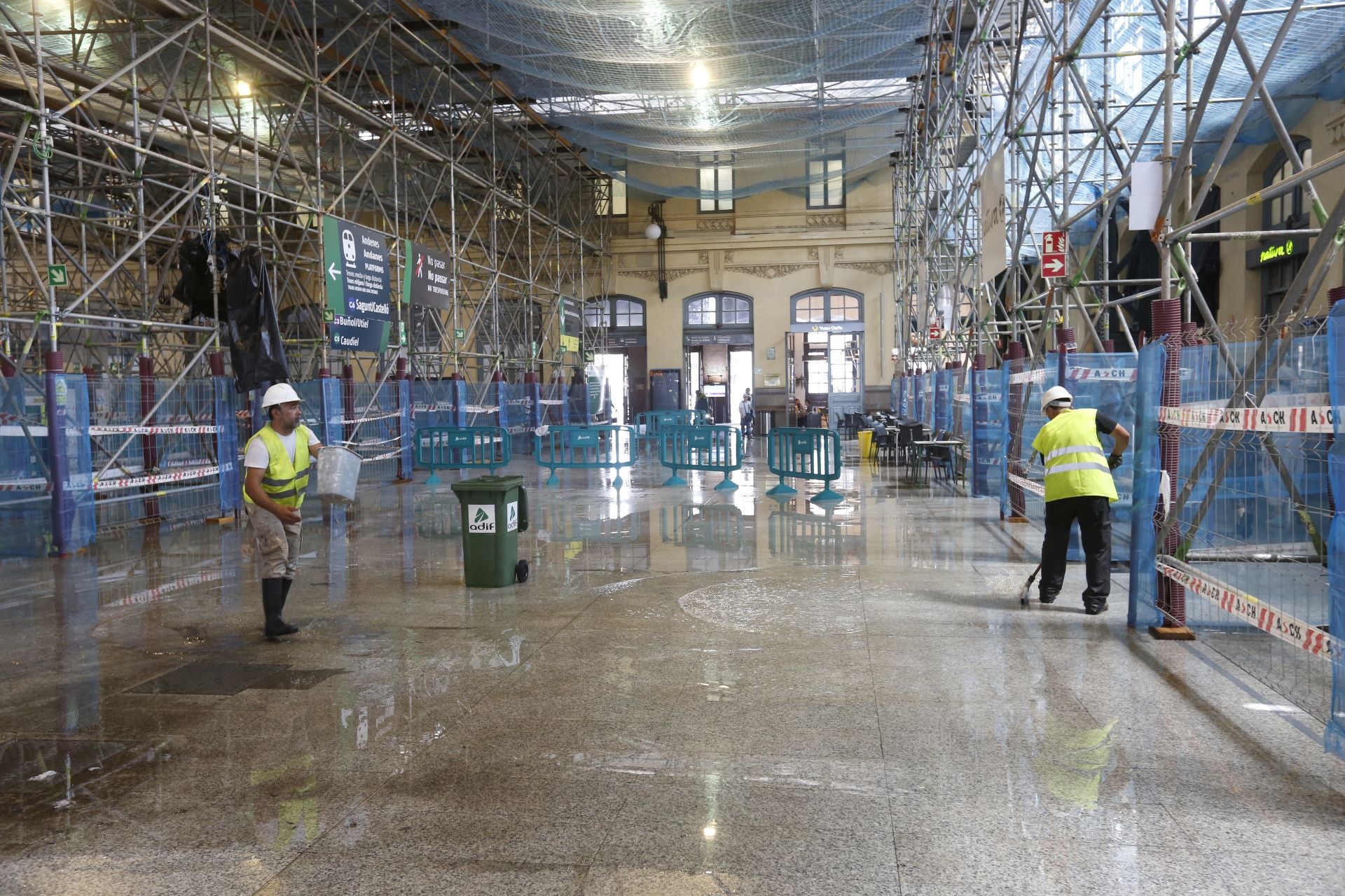 La lluvia se cuela en la Estación del Norte