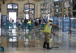 El agua dentro de la Estación del Norte, este lunes.