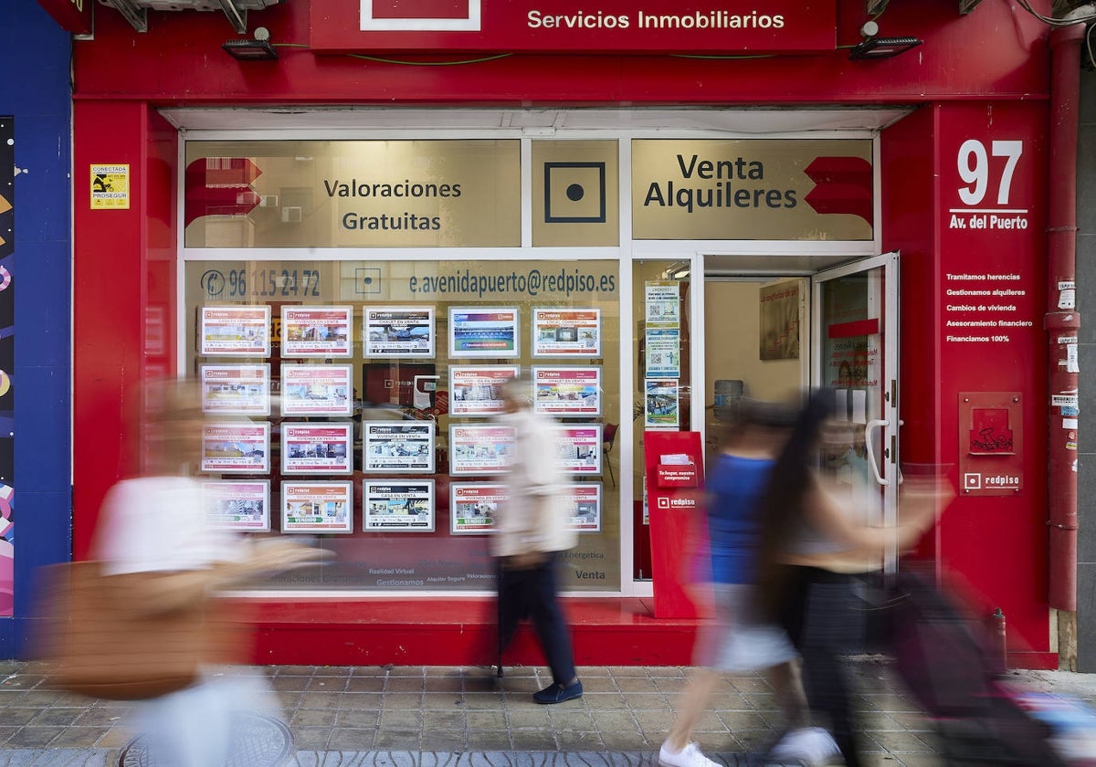 Escaparate de una agencia inmobiliaria en Valencia.