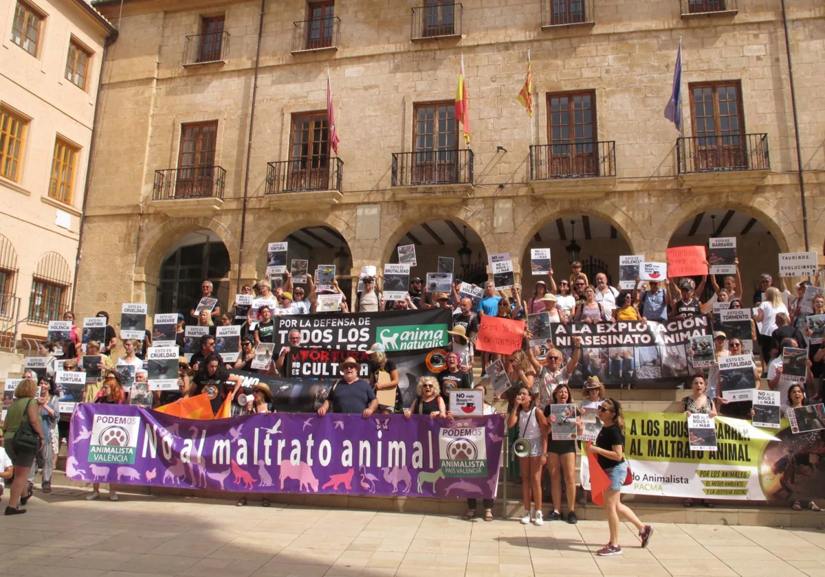 Nueva protesta de antitaurinos contra los bous a la mar de Dénia