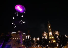 Espectáculo piromusical en la plaza del Ayuntamiento de Valencia.