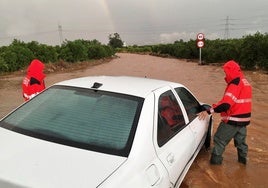 Un coche atrapado en un paso.