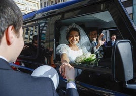 Los novios, tras la ceremonia, se suben al coche camino de Las Arenas, donde se ha celebrado el banquete.