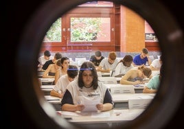 Algunos estudiantes durante su primer examen de convocatoria extraordinaria.