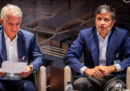 A la derecha, Roberto Centeno, durante la celebración de la mesa redonda organizada por APD.