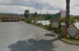 Polideportivo de BArxeta y al fondo el bar cuyo servicio se licita.