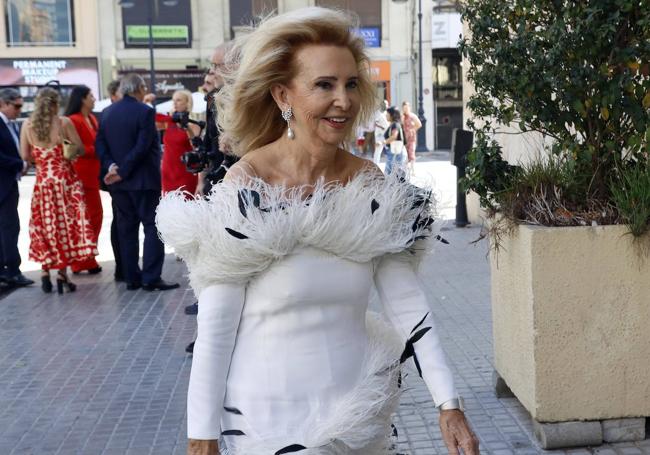 Mayrén Beneyto, de blanco y con plumas.