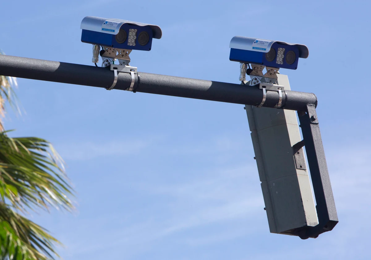 La Zona de Bajas Emisiones echa a andar con la instalación de las primeras cámaras en Valencia