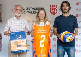 Rocio Gil, concejala de Deportes, Arturo Ruiz, presidente de la Federación de Voleibol de la Comunitat Valenciana y Miguel Sánchez, presidente del Club de Vóley Playa Beach Bol Valencia presentaron el acto