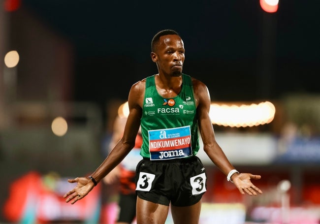 Thierry Ndikumwenayo gesticula con los brazos abiertos tras terminar una competición