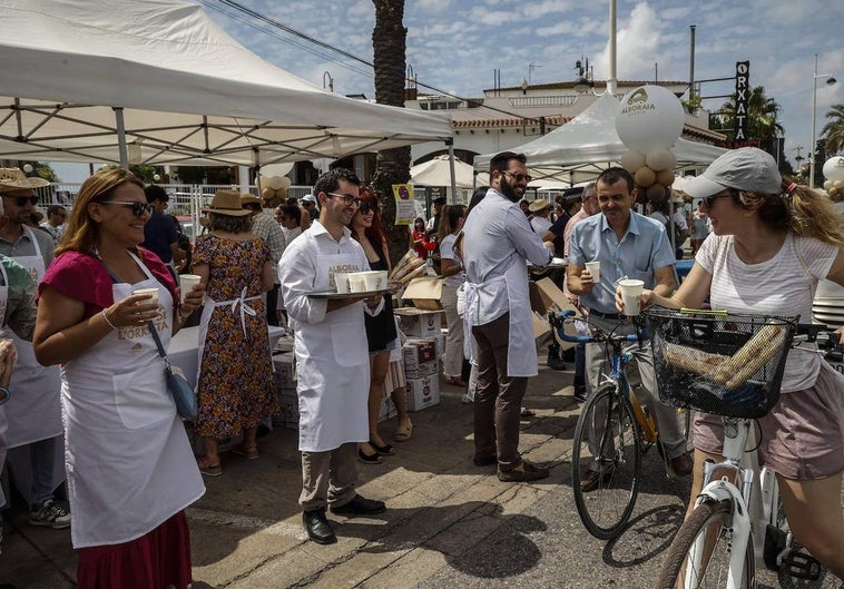 Trabajadores repartiendo horchata en el Día de la Horchata 2023.