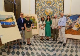 Los representantes de las fundaciones propulsoras del convento posando ante los tres pañuelos expuestos.