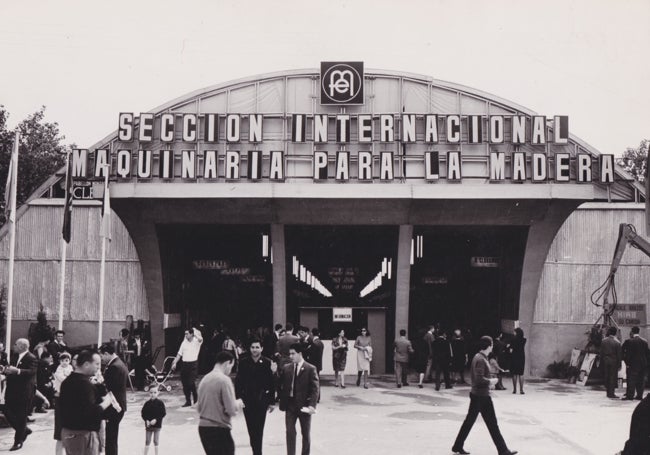 Vista de la feria instalada en la Alameda en julio de 1968.