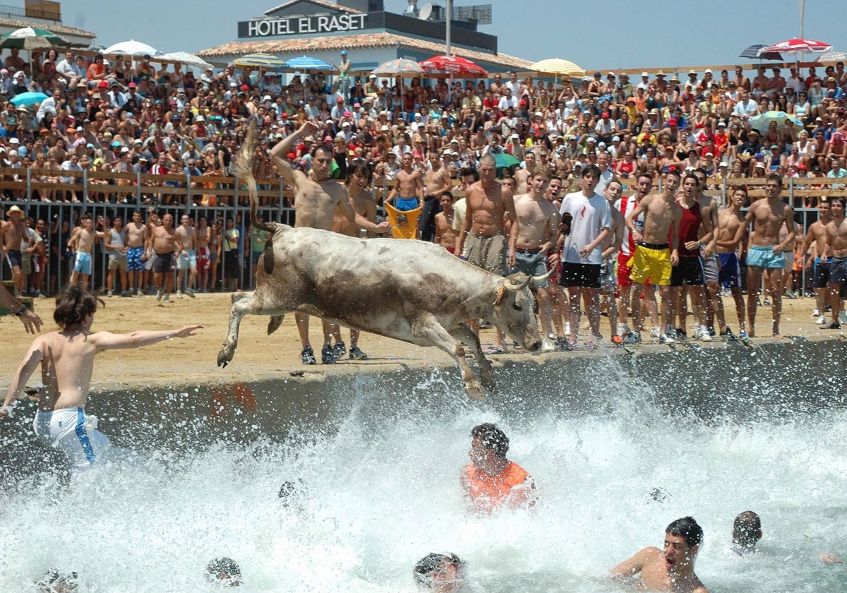 Espectacular imagen de los bous a la mar en Dénia.