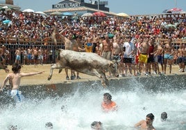 Espectacular imagen de los bous a la mar en Dénia.