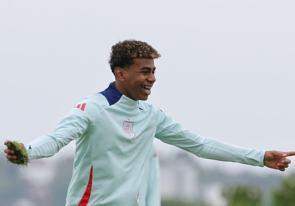 Lamine Yamal durante el entrenamiento previo al partido contra Alemania.