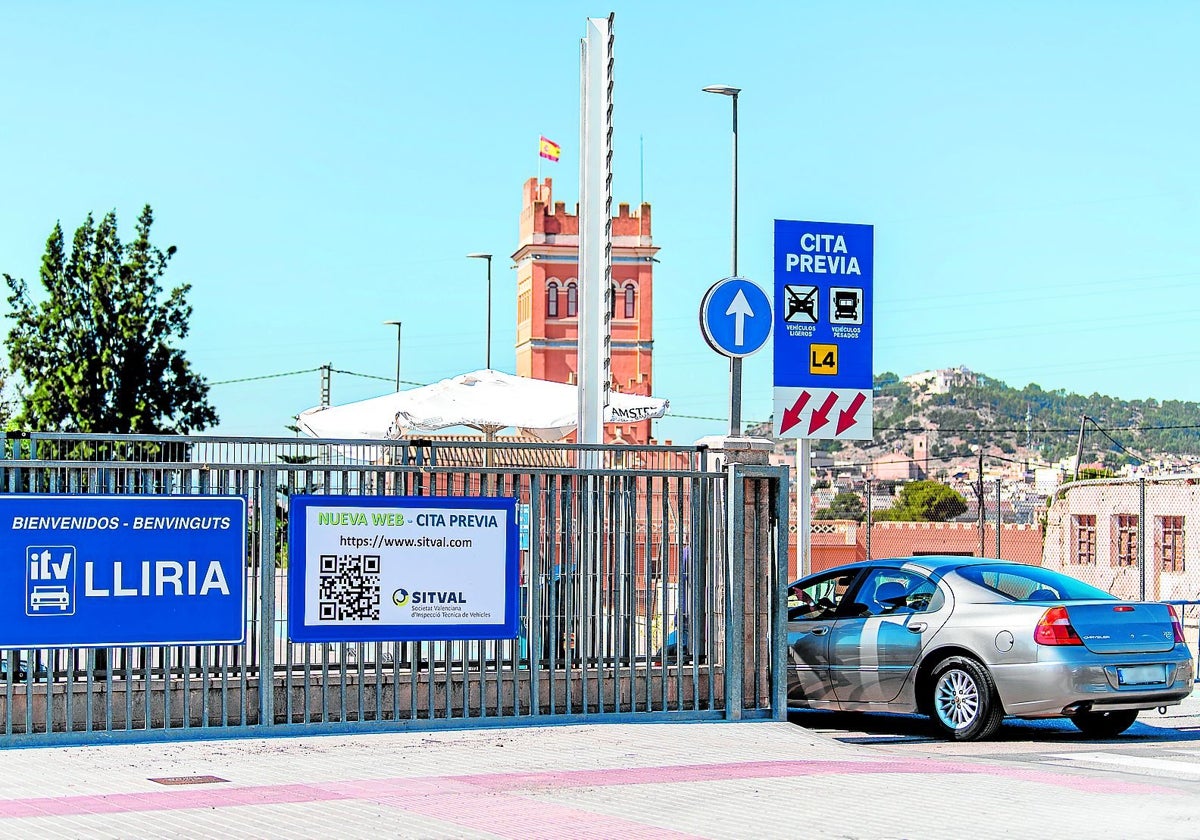 Un usuario accede a la estación de Llíria.