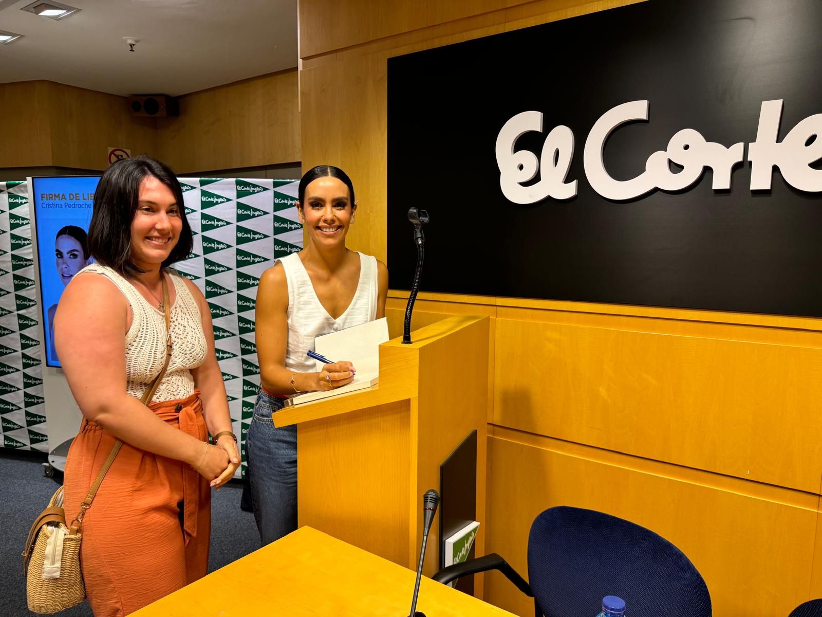 Cristina Pedroche firma libros en Valencia