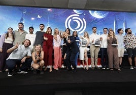 Premiados en la tercera edición de la Noche de los Emergentes, junto con la alcaldesa de Valencia, María José Catalá, y Jesús Trelis, director de LAS PROVINCIAS.