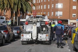 Una grúa retira un vehículo accidentado.