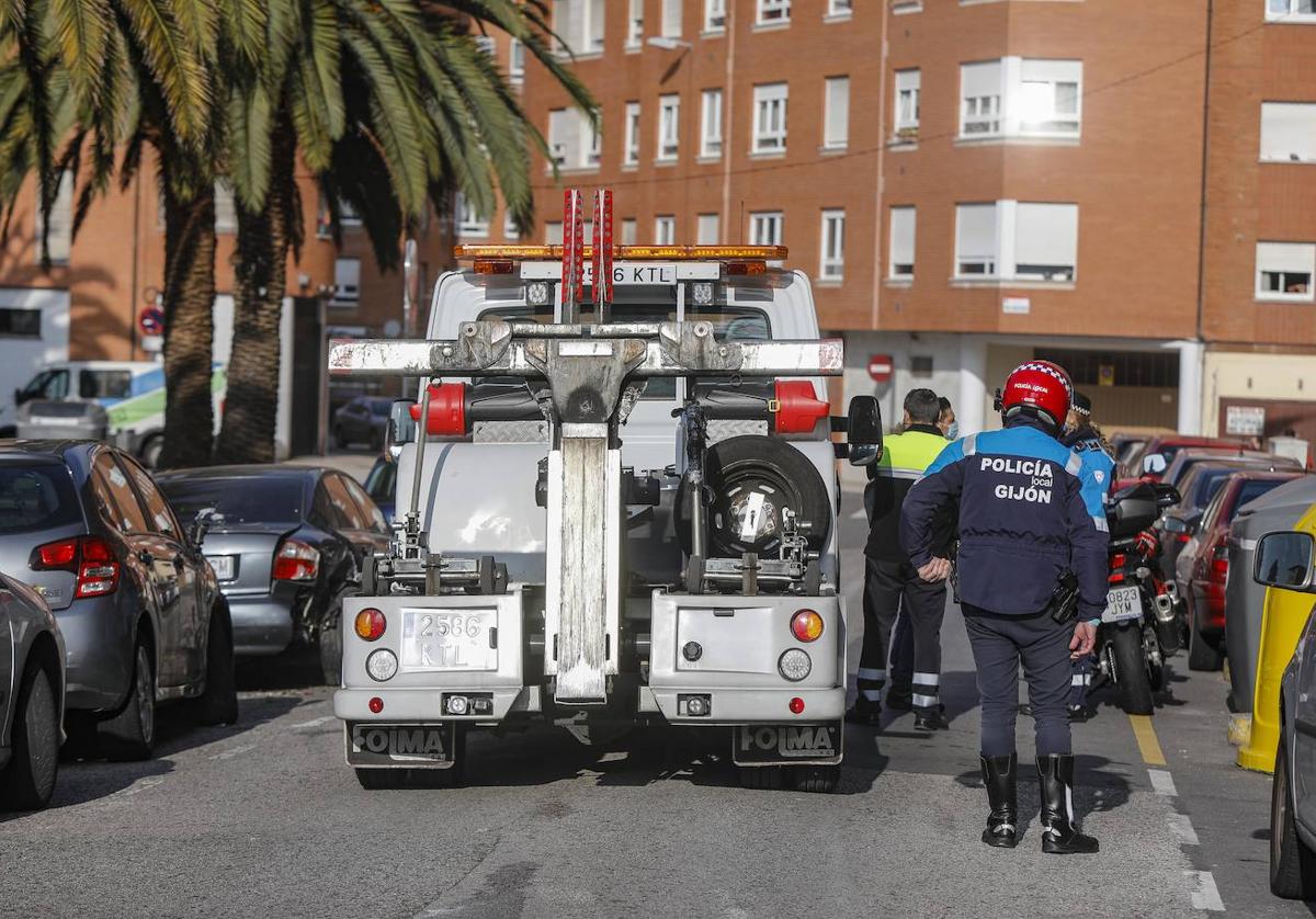 Una grúa retira un vehículo accidentado.