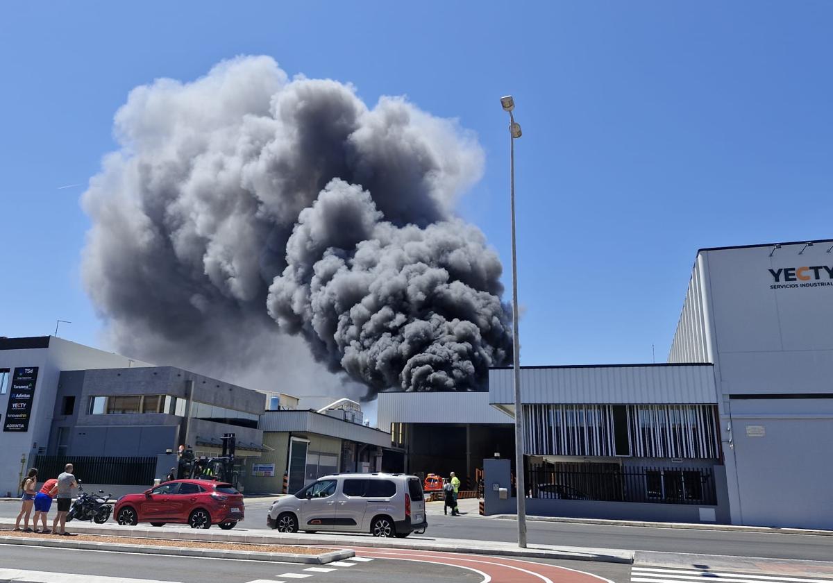 El incendio en una planta de basuras de Silla, en imágenes