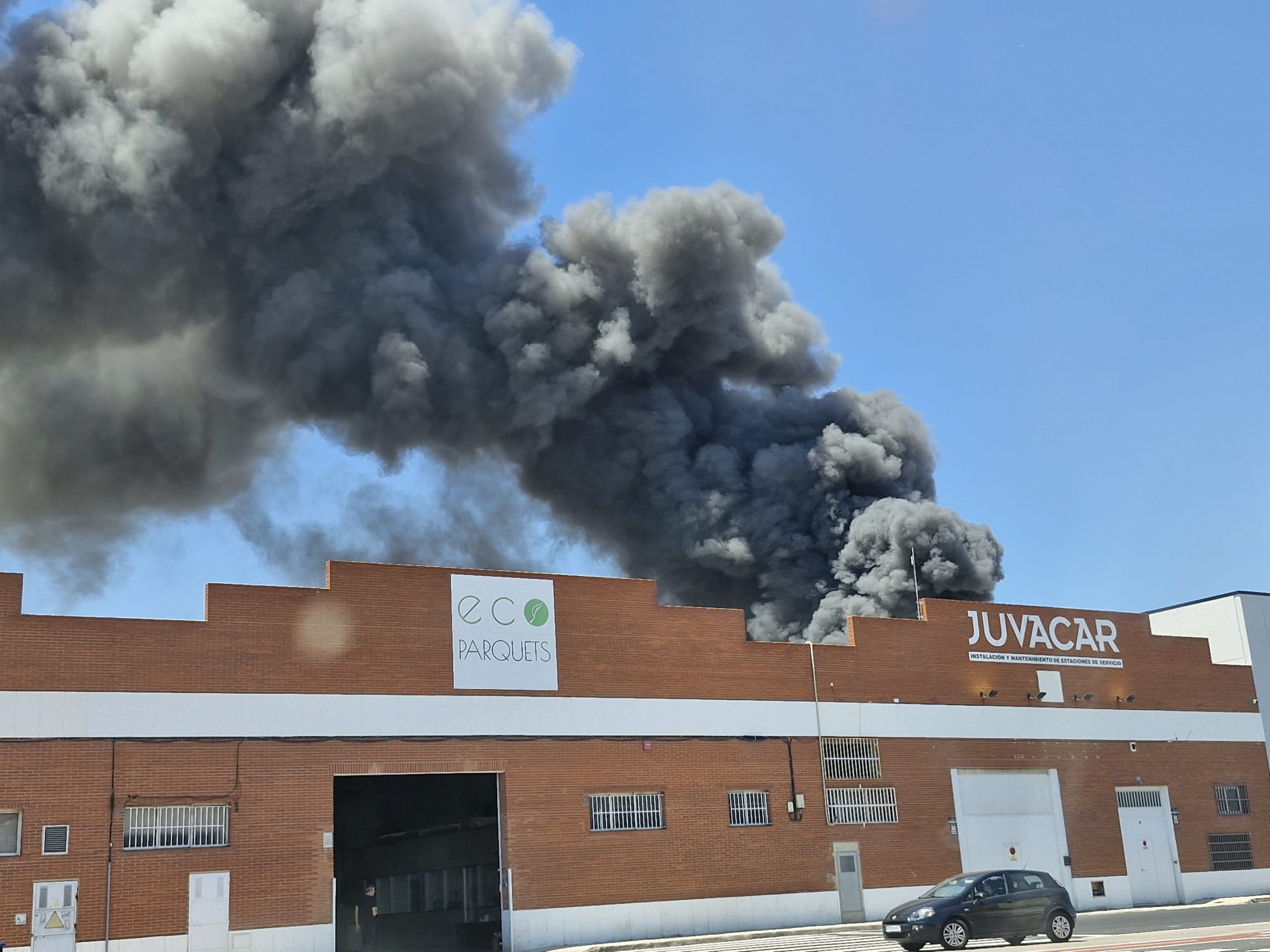 El incendio en una planta de basuras de Silla, en imágenes
