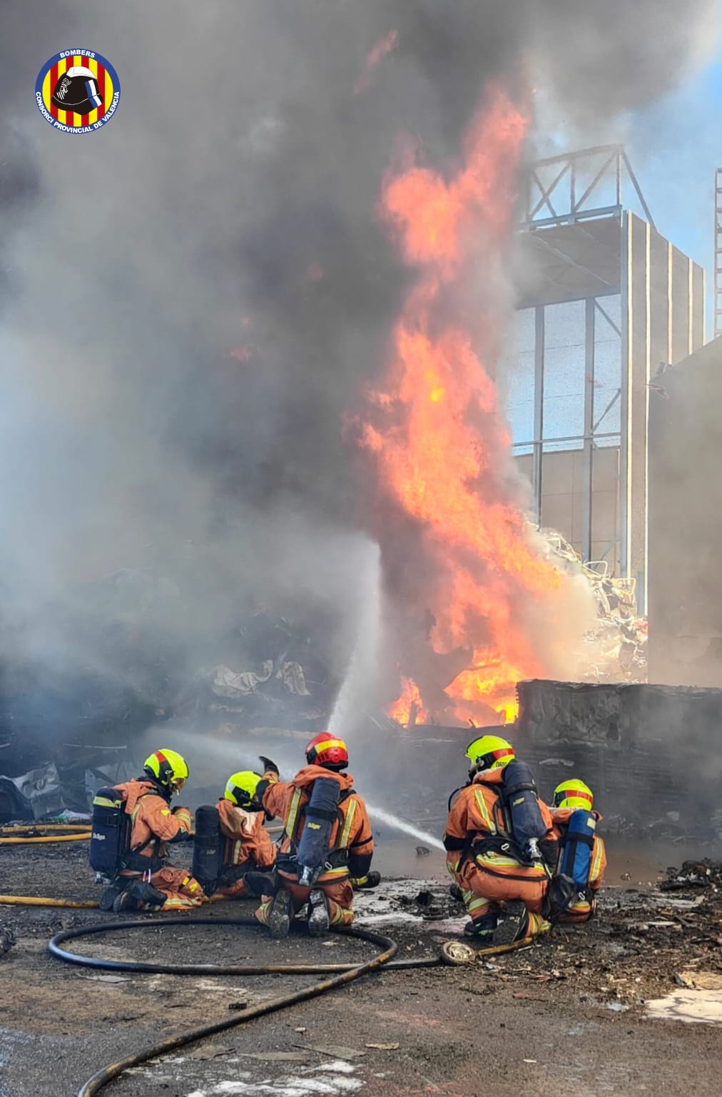 El incendio en una planta de basuras de Silla, en imágenes