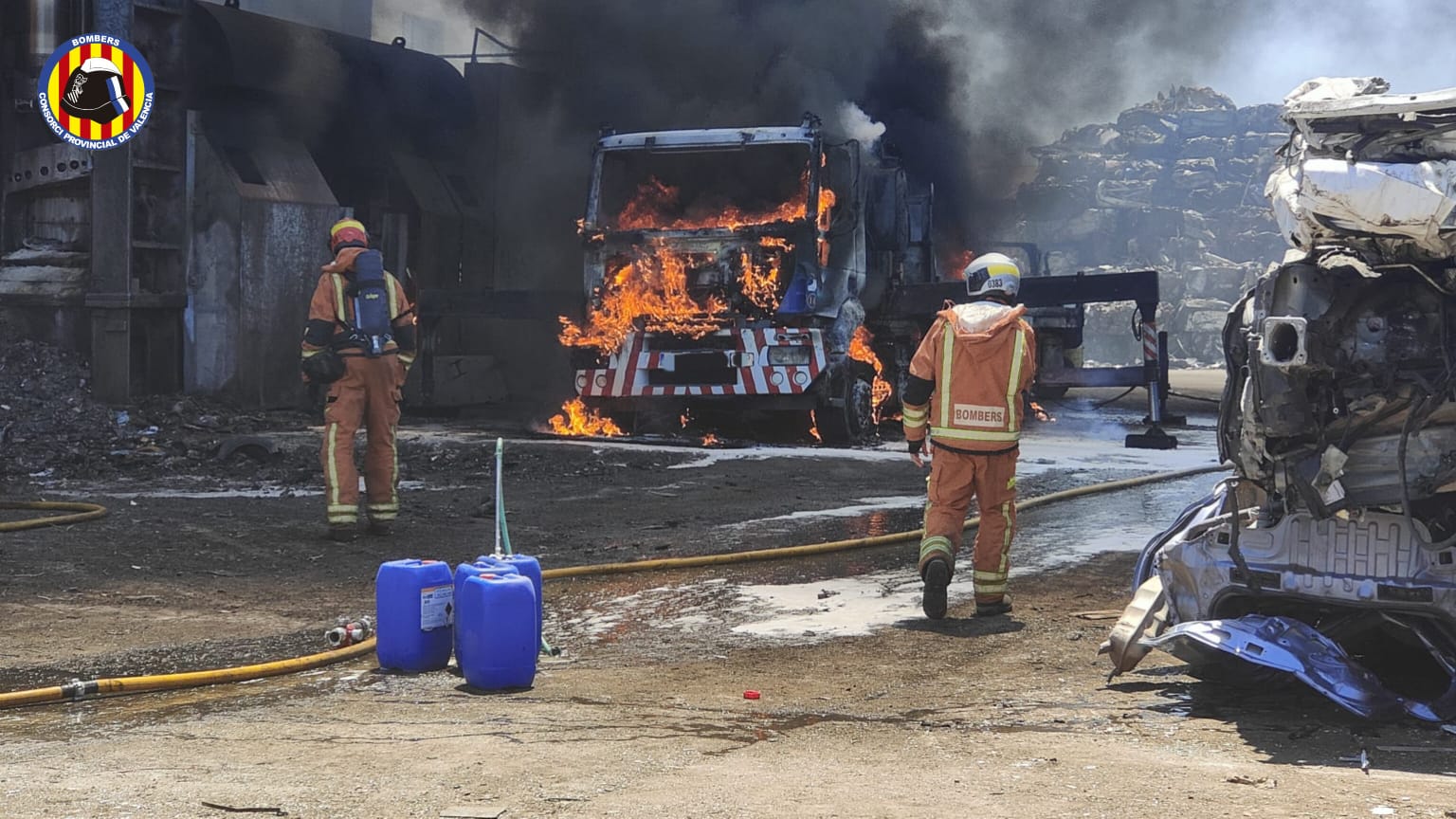 El incendio en una planta de basuras de Silla, en imágenes