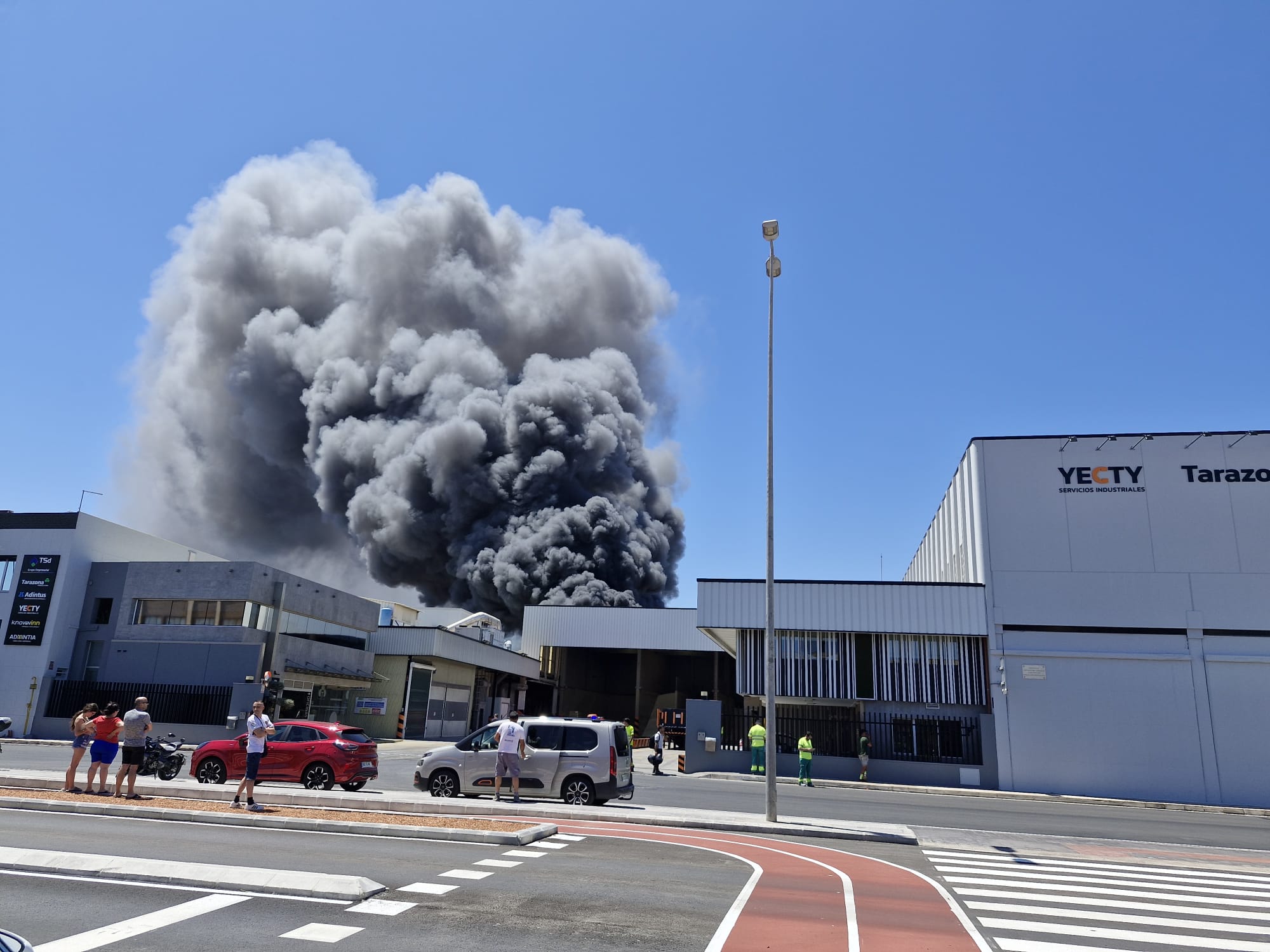 El incendio en una planta de basuras de Silla, en imágenes