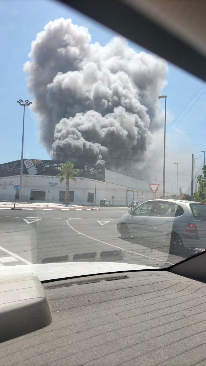 El incendio en una planta de basuras de Silla, en imágenes