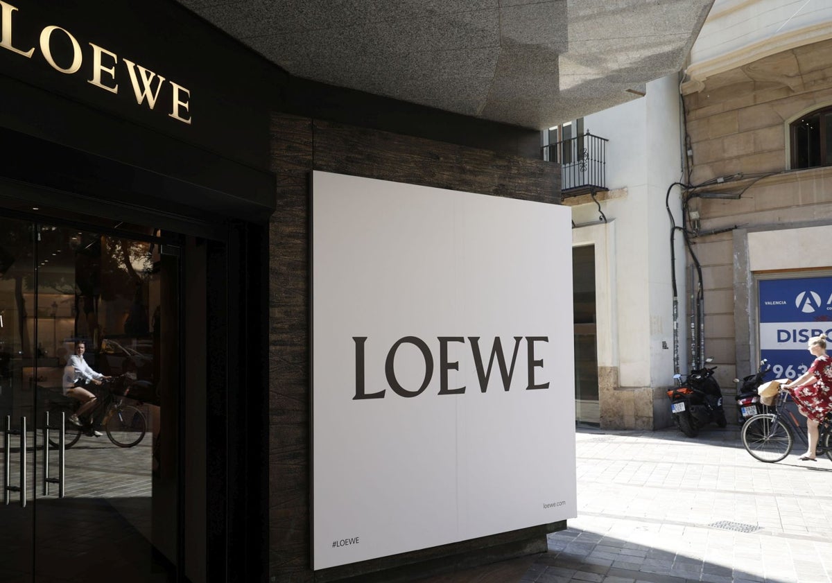 Imagen principal - Tienda de Loewe y enfrente un local en alquiler; y antigua tienda de Hermès que ahora es el restaurante Tagomago, del grupo Saona.