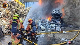 Los bomberos, en las labores de extinción del fuego.