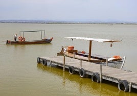 Dos barcas, en el embarcadero de la Albufera.