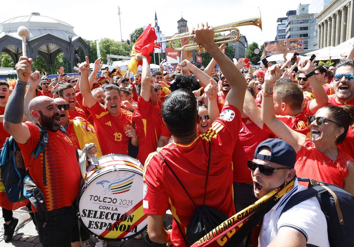 Aficionados de la selección española celebrando.