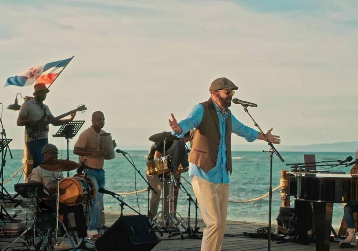 Juan Luis Guerra durante una actuación. Una escena del musical 'Chicago'.